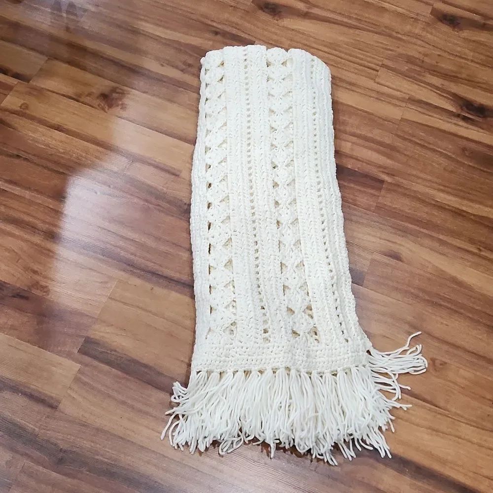 EUC Vintage Ivory Diamond Fringe Blanket Throw